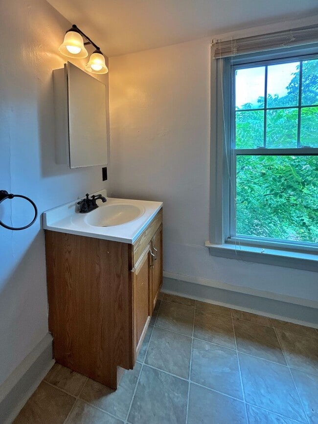 Building Photo - 3 bed 1.5 bathroom apartment in Harleysvil...
