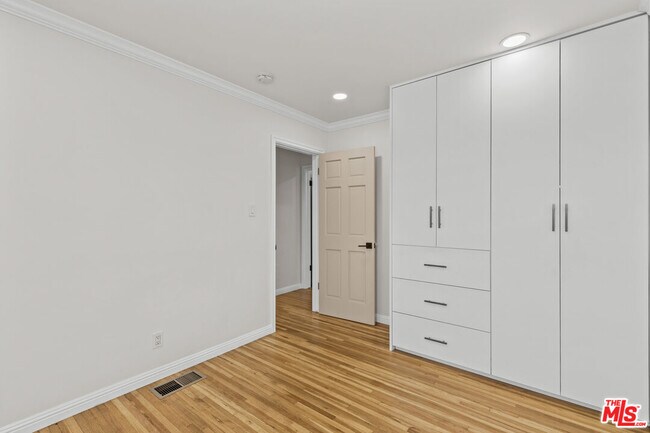 Building Photo - 7212 W 91st St