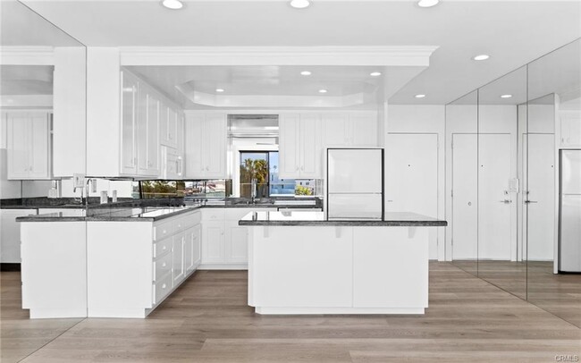 Building Photo - 611 Lido Park Dr