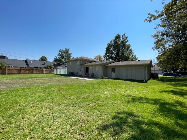 Building Photo - Updated 3 bed 2 bath home in great neighbo...