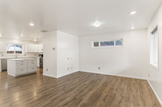 Building Photo - 3 Bedroom, 2 Bathroom Home with Full Finis...