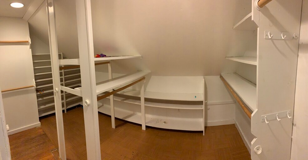 Interior - walk-in closet - 58 Oakwood Dr