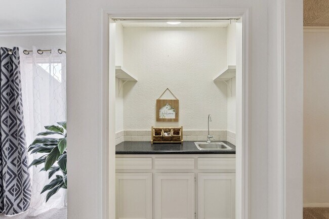 Building Photo - 2400 Sq Ft Condo for Rent Near Shopping