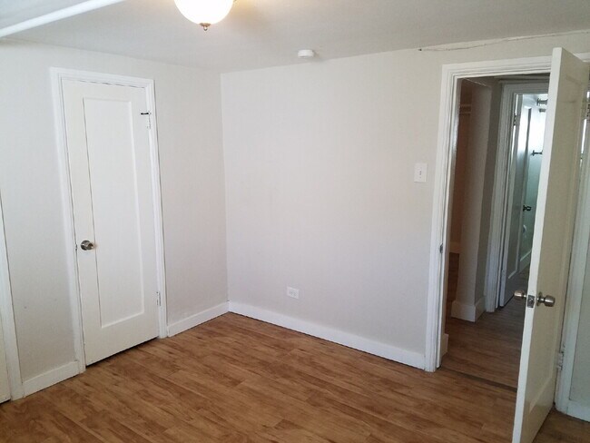Building Photo - 1 Bed 1 Bath Mayfair Apartment With Garage in Denver! Available Now!
