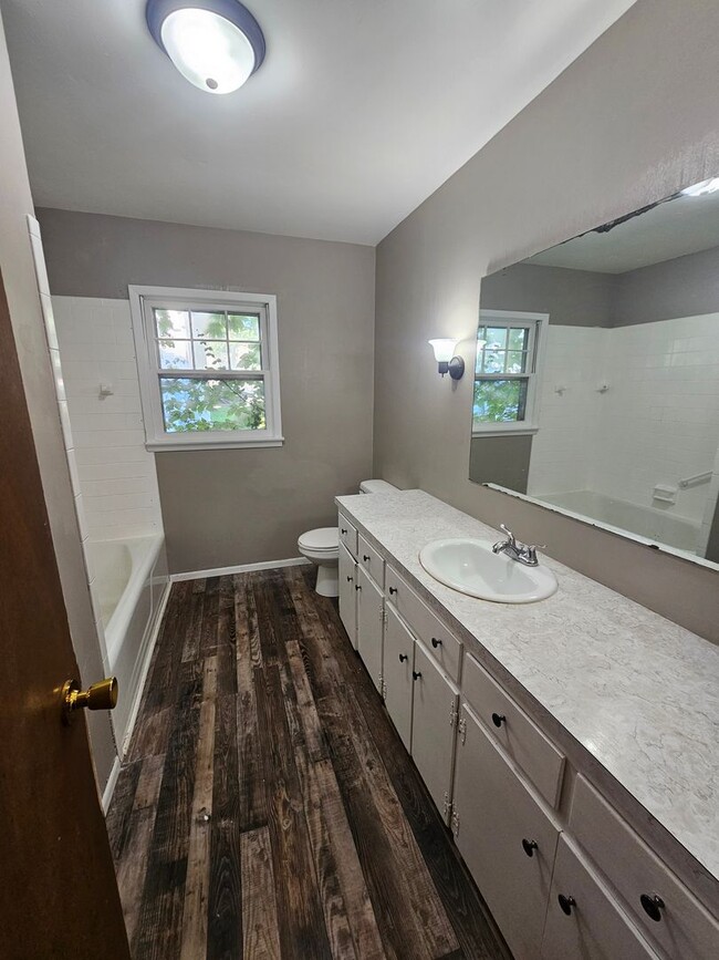 Building Photo - 3 Bedroom | 2 Bathroom | 2 Car Garage | Springfield MO!
