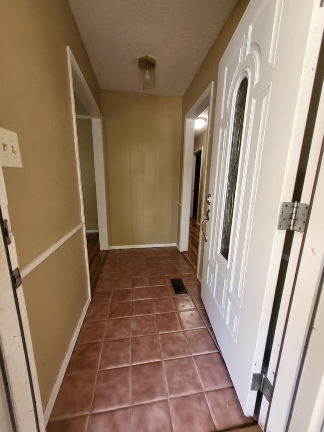 Building Photo - (4) Bed/(2) Bath + (2) Living Areas Avail ...