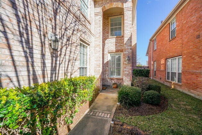 Building Photo - 1131 Enclave Square E