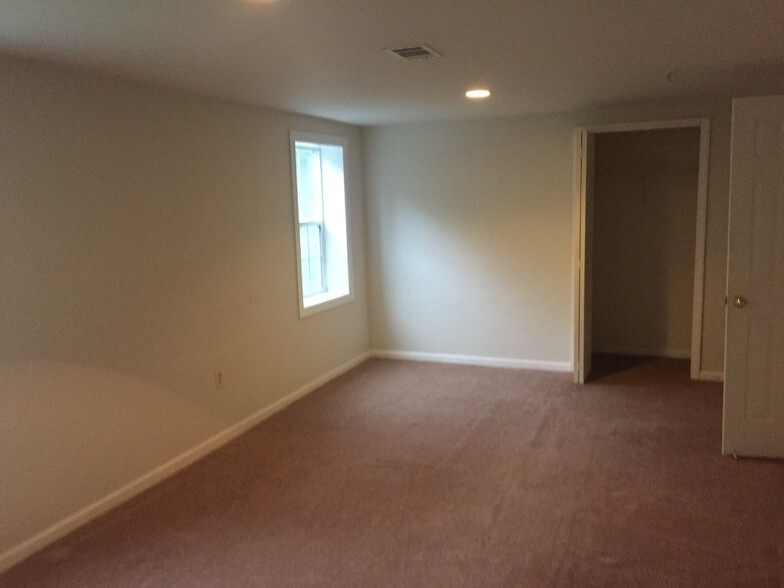 Living room 1E - 4300 Stablemere Ct