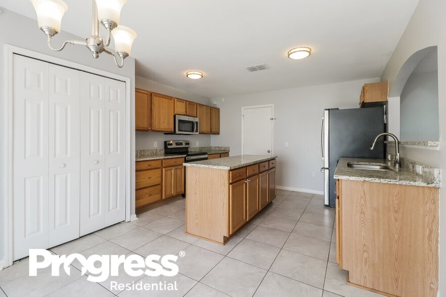 Building Photo - 30249 Birdhouse Dr