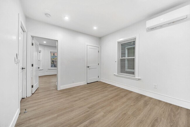 Building Photo - 92 Willow St