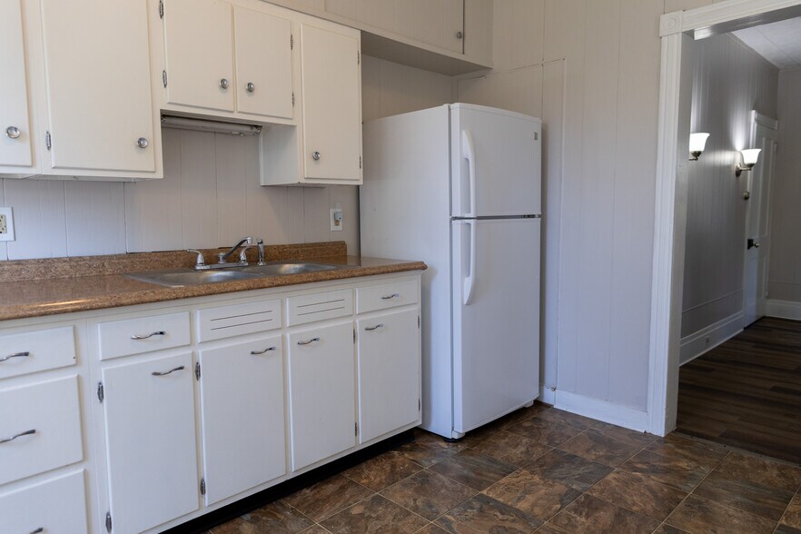 Building Photo - 208 W Carpenter Ave