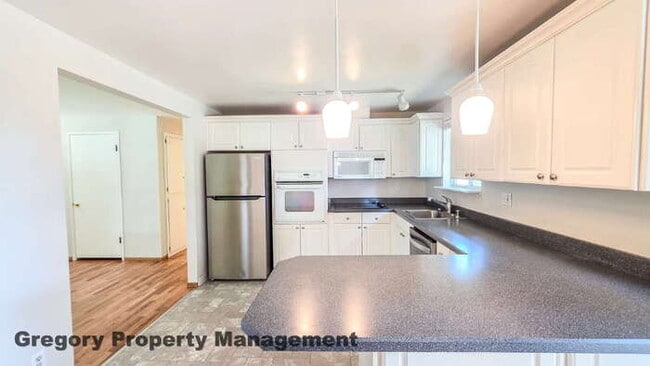 Building Photo - Edmonds Rambler – Prime Location & large back yard!