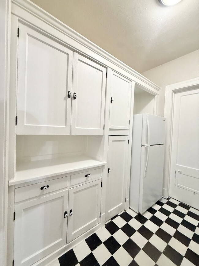 Building Photo - Unique Upstairs Studio w/ Hardwoods in Vintage 1920's Complex