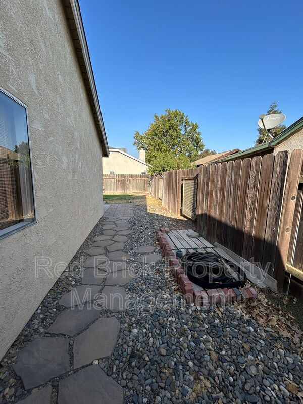 Building Photo - 1403 Valley St