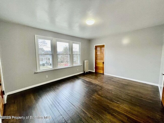 Building Photo - 304 E Elm St