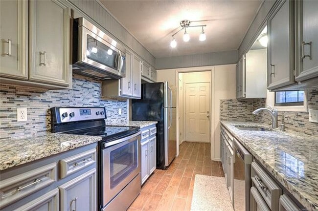 Building Photo - Beautifully updated modern ranch home in the heart of Jenks. Close to Jenks High School, Main Str...