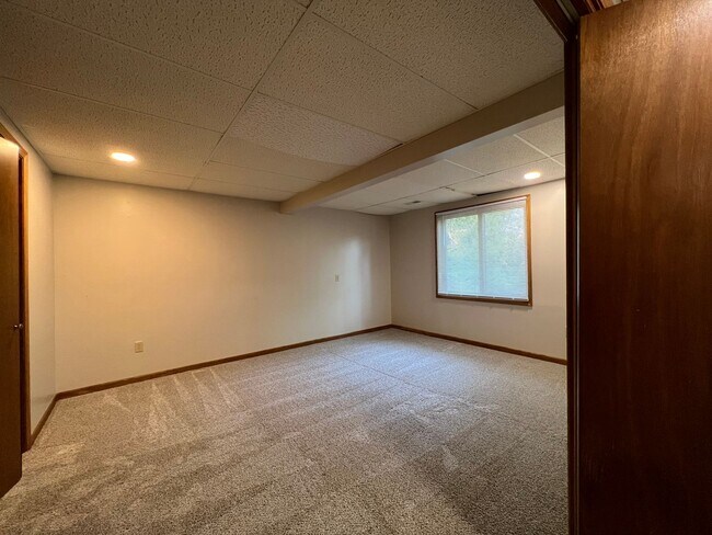 Building Photo - 3 Bedroom With 4th Non-Conforming In Diamo...