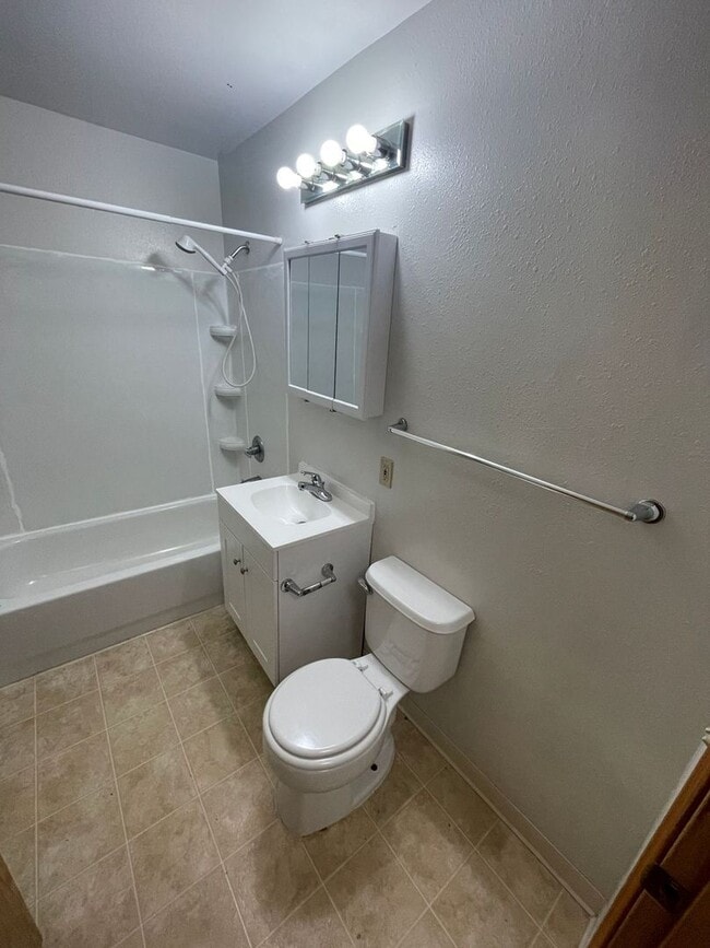 Building Photo - 1 BD, 1 BA Apartment Nestled Back on a Cul-de-Sac