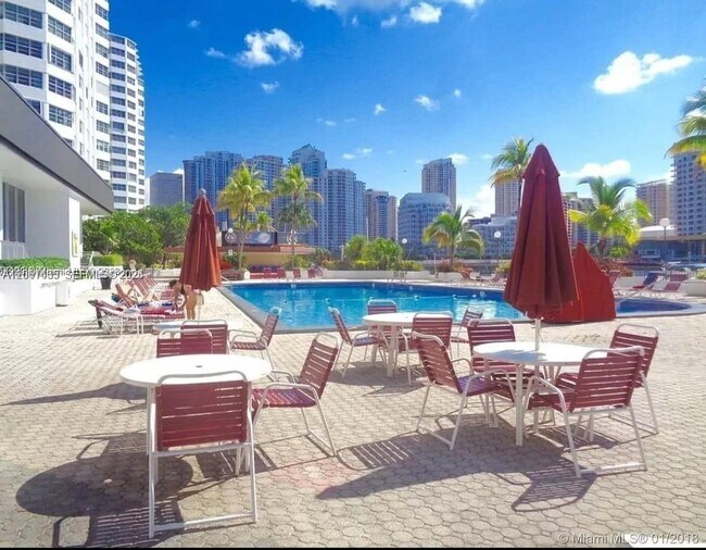 Building Photo - 999 Brickell Bay Dr