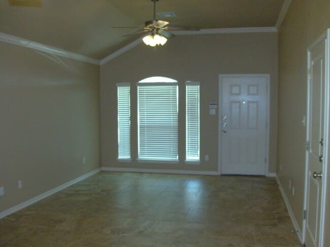Building Photo - Beautiful 3 bed/2 bath Duplex off of Bunny Trail