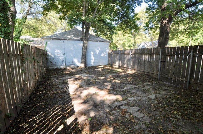 Building Photo - FOR LEASE! 1 BR - 1 BA - 1 Car Garage -  680 sf - Two-Story Apartment in a a Great Location Near ...