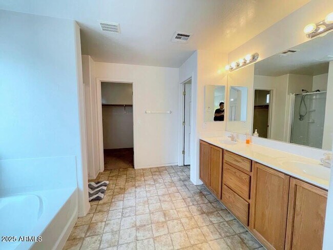 Building Photo - 44147 W Snow Dr
