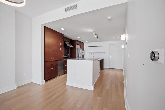 Building Photo - 1208 E Kennedy Blvd