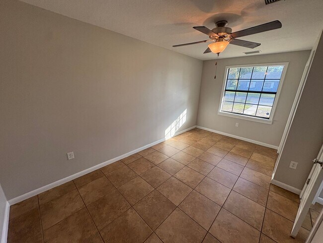 Building Photo - 3 Bed / 2 Bath Single-Family Home Near Downtown Eustis