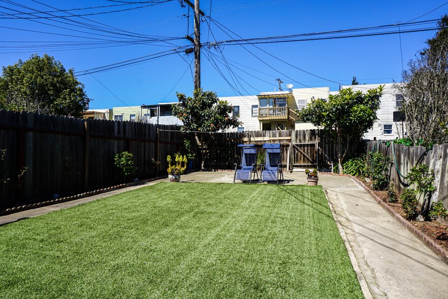 Spacious and sunny backyard - 38 San Gabriel Ave