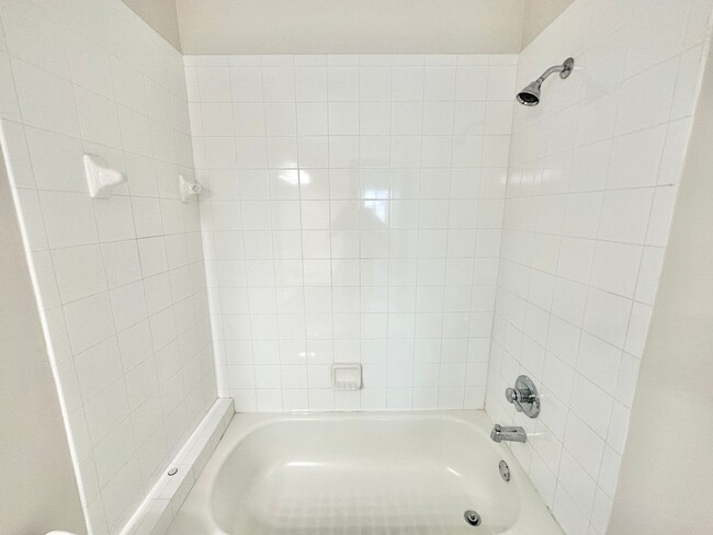 Building Photo - ** MARIPOSA ** 3 + DEN / 2.5 BATH - 2 CAR ...