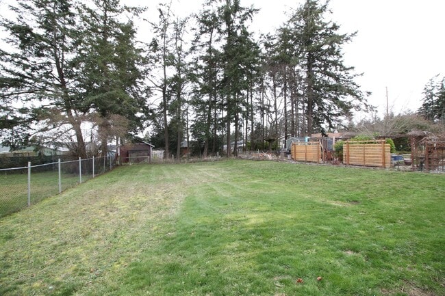 Building Photo - 2 Bed 1 Bath - Excellent Condition - Pet Friendly - Large Fenced Yard