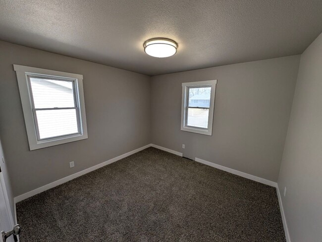 Building Photo - 2 Bedroom, 1 Bathroom house with garage an...