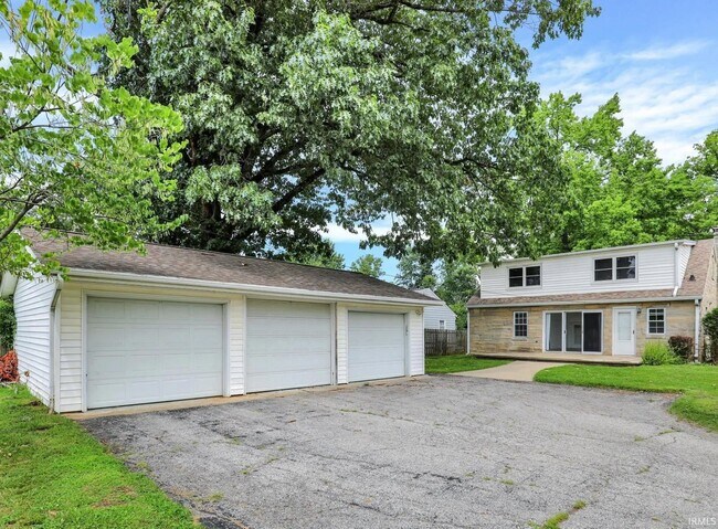 Building Photo - 916 E Maxwell Ln