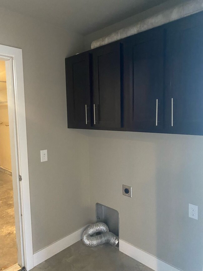 Building Photo - 4 Bedroom Townhome in River Pointe Subdivison