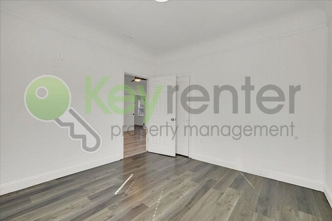 Building Photo - 4404 Lantana Ave