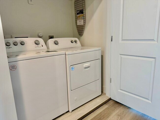 Building Photo - 1254 N Post Oak Rd