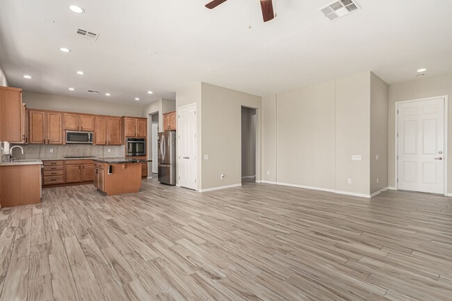 Building Photo - Anthem Highlands home with energy saving u...