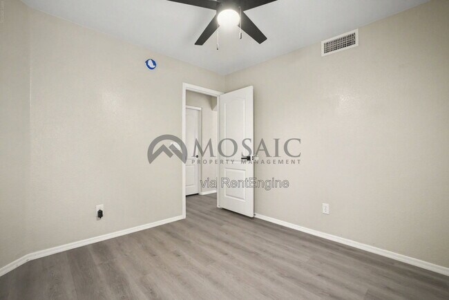 Building Photo - 2033 E Willow Wick Rd