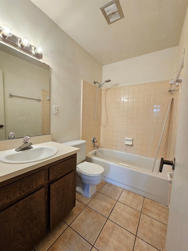 Building Photo - 1824 Larette Dr