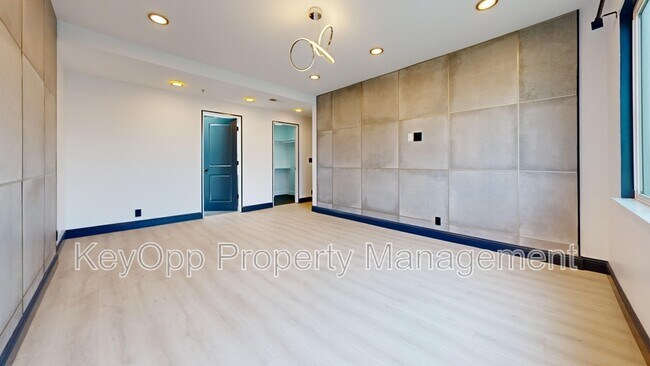 Building Photo - 711 La Playa St