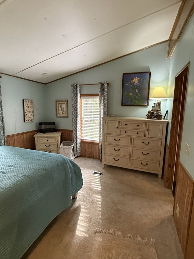 Building Photo - Rare Seasonal Frankfort Find-Fully Furnished!