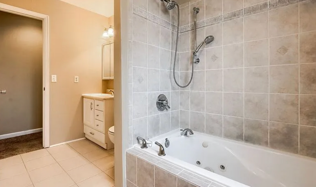Building Photo - Charming & Spacious 5-Bedroom Home! Detach...