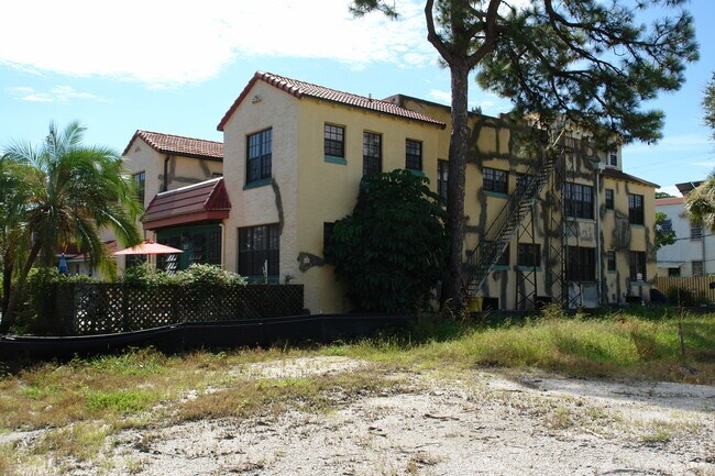 Building Photo - 517 Menendez St