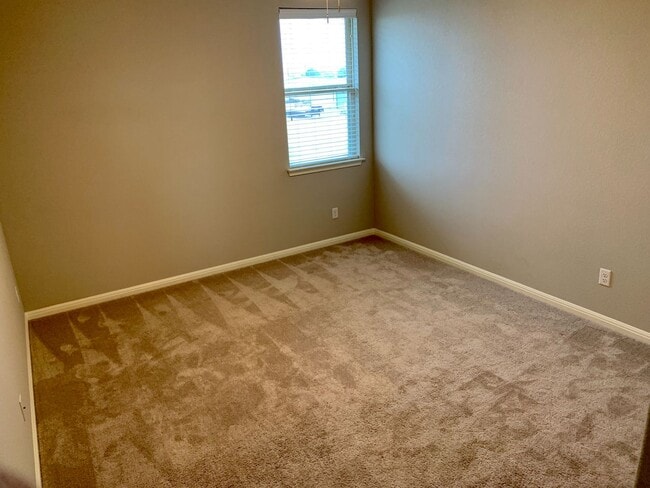 Building Photo - Beautiful 4 bedroom, 2.5 bathroom home in ...