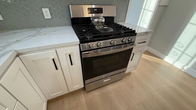 Building Photo - EPIC REA: Charming 2 Bed/ 1 Bath Home in O...
