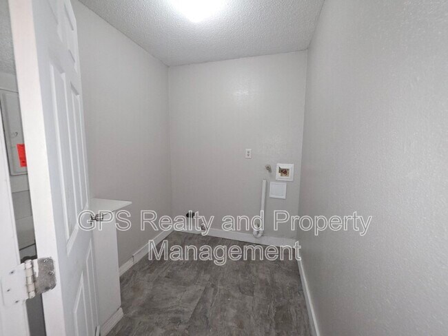 Building Photo - 843 Grove Ave