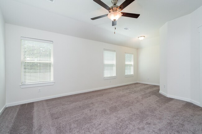 Building Photo - 40315 S Hill Pass
