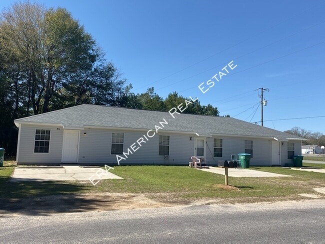 Building Photo - 806 Brett St S