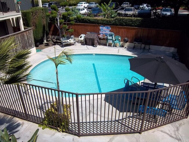 Building Photo - Sunny Spacious Upstairs Condo in Gated Bld...