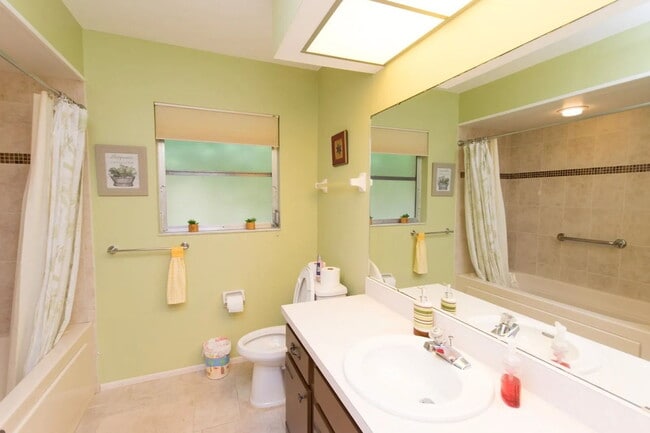 Building Photo - 423 Whispering Oaks Ct